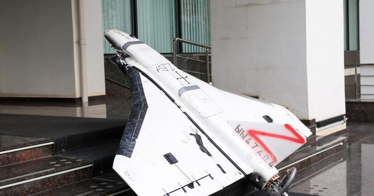 Un drone «Gerbera» de fabrication russe, récupéré par la police moldave le 25 novembre 2025, est exposé sur les marches à