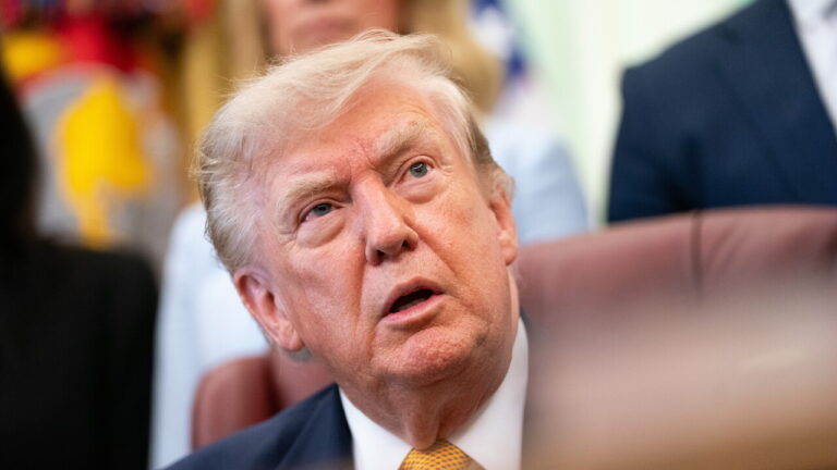 Donald Trump menace l'Iran d'un coup dur si Hormuz reste fermé