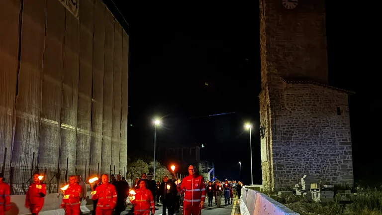 Amatrice ricorda con il silenzio e una fiaccolata le vittime del terremoto | Corriere delle Alpi
