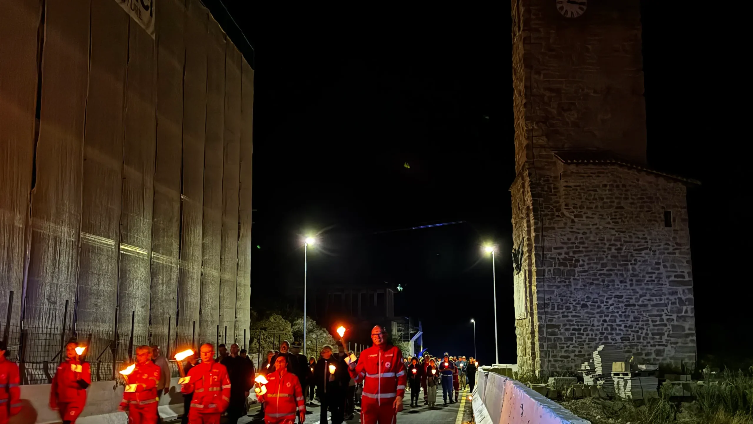 Amatrice ricorda con il silenzio e una fiaccolata le vittime del terremoto | Corriere delle Alpi