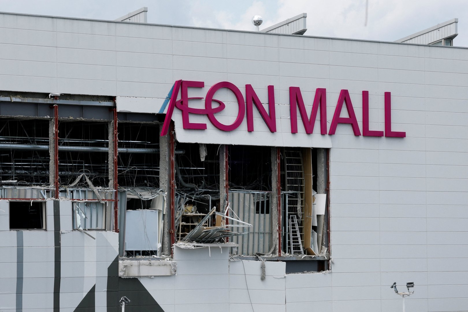 Two workers who died in quake-hit Japan mall were sent in to get cash