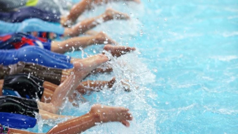 Un entraîneur de natation condamné en prison et en canne pour abus sexuels d'une élève de 10 ans