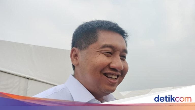 Maruarar Sirait Lempar Wacana Bangun Hunian di Atas Sungai