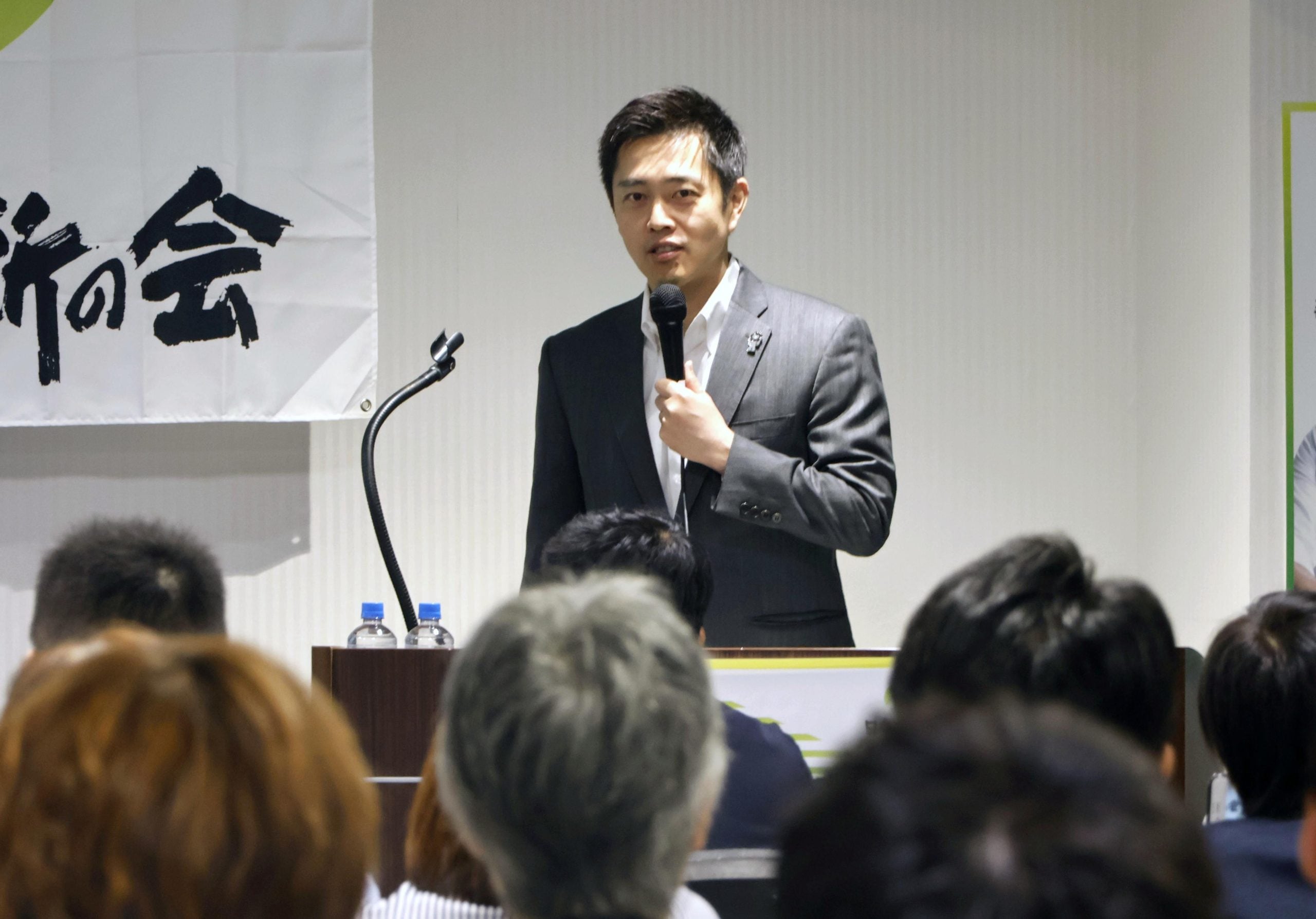 福岡市で講演する日本維新の会の吉村代表＝29日午後