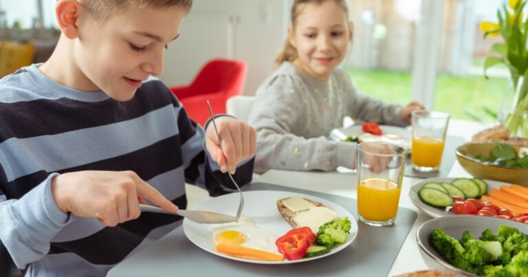 Ados : Le Petit-Déjeuner Protéiné Améliore la Qualité Alimentaire