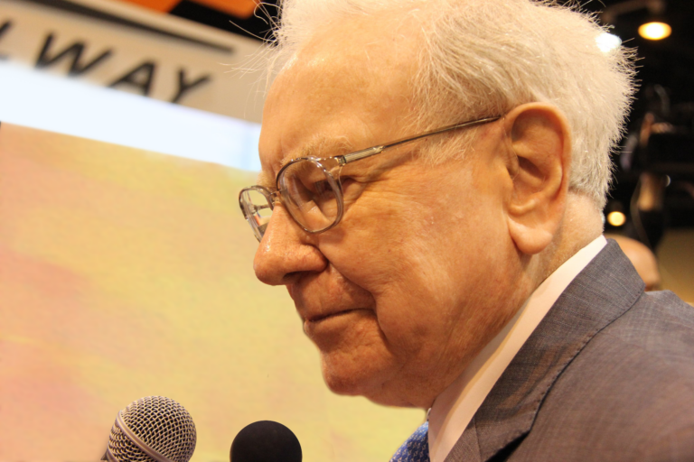 Warren Buffett Warned About the Dot-Com Bubble. Now, the Stock Market Is Flashing the Same Warning Signal