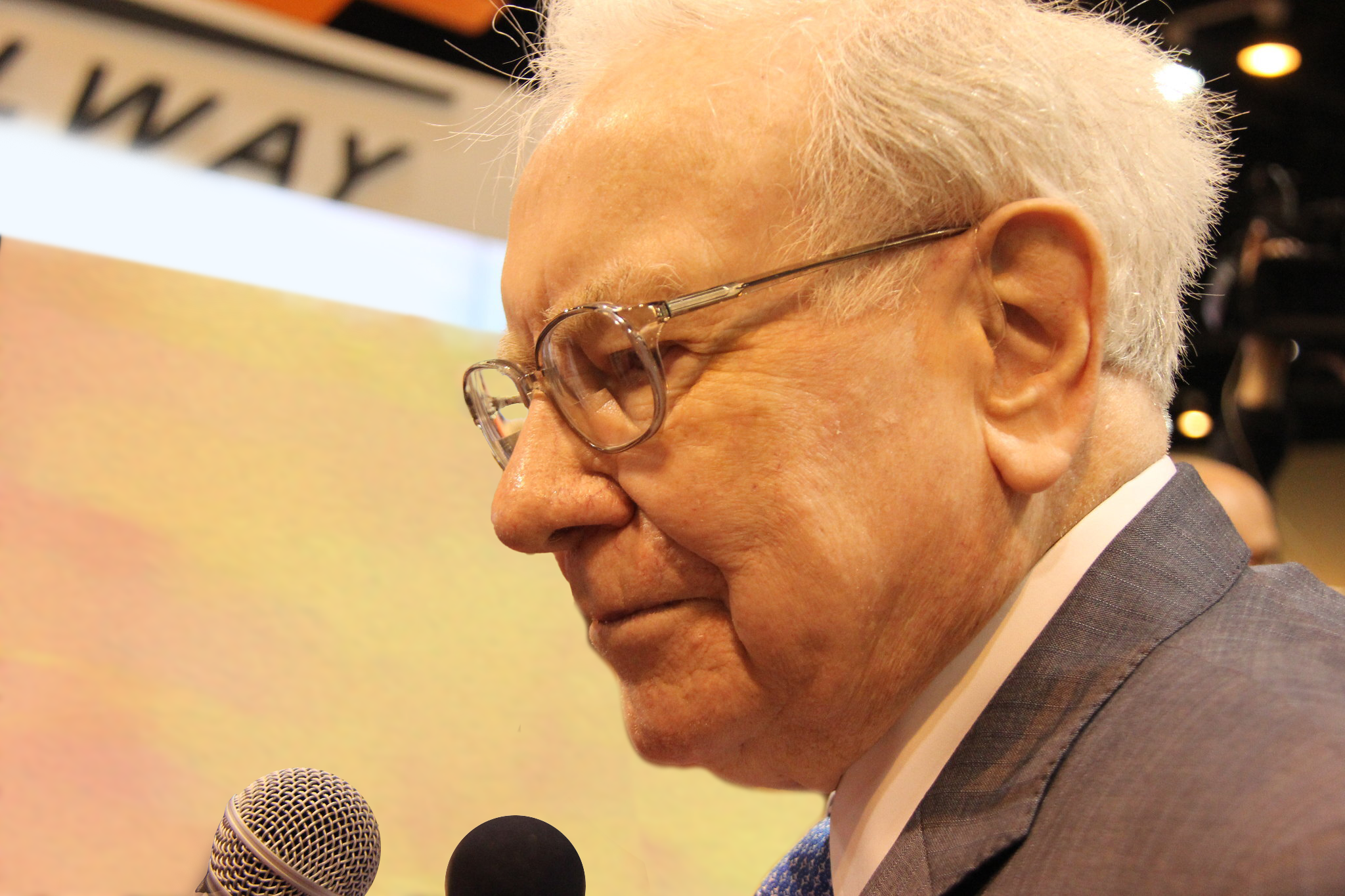 Warren Buffett Warned About the Dot-Com Bubble. Now, the Stock Market Is Flashing the Same Warning Signal