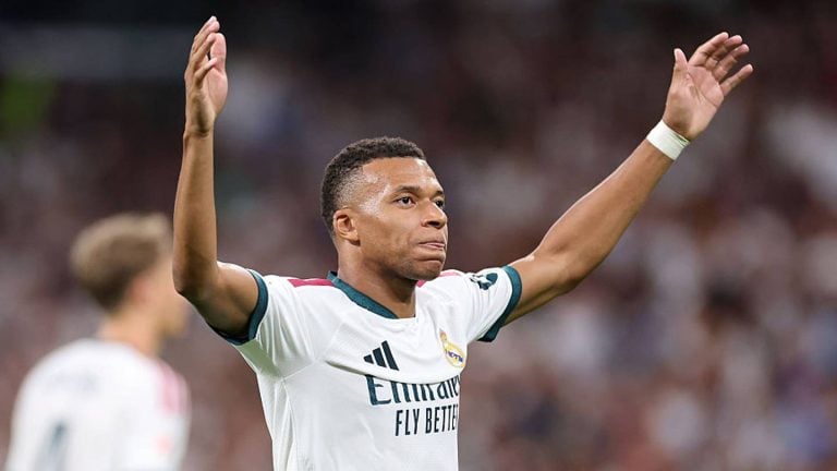 Après sa signature chez l'équipementier On Kylian Mbappé a joué le derby de Madrid en masquant