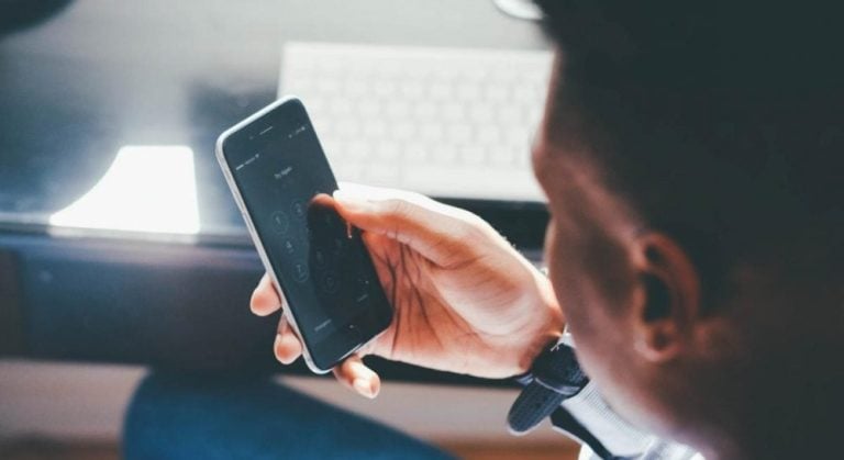 Arnaques vocales : Comment les cybercriminels utilisent les deepfakes