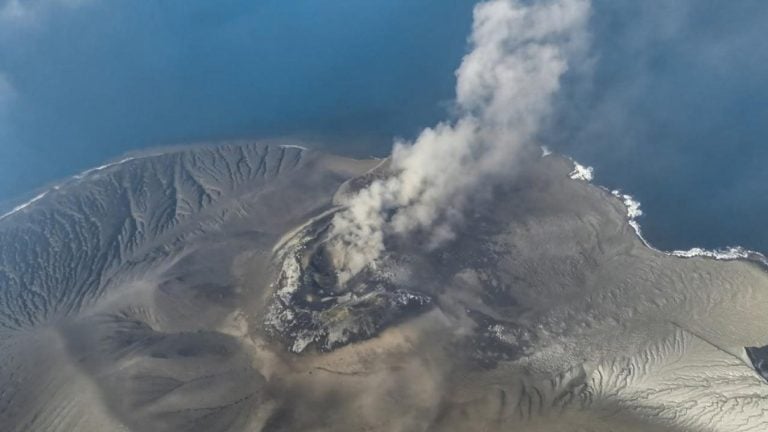 Indonésie : l'éruption du volcan Anak Krakatau paralyse le trafic aérien