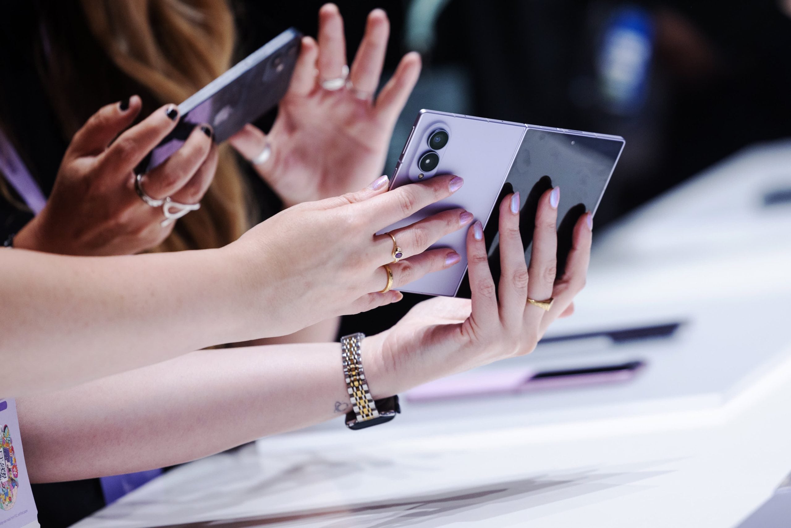 T-Mobile bradte les pliants de Samsung et Motorola face à l'iPhone Duo