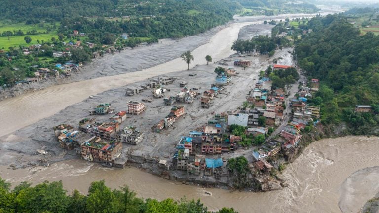 Inondations au Népal et en Chine : Les Secours Recherchent des Survivants