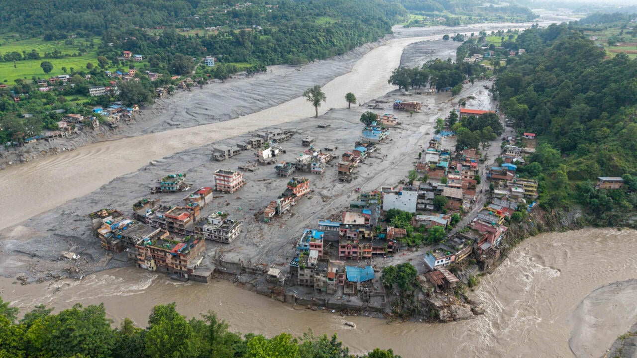 Inondations au Népal et en Chine : Les Secours Recherchent des Survivants
