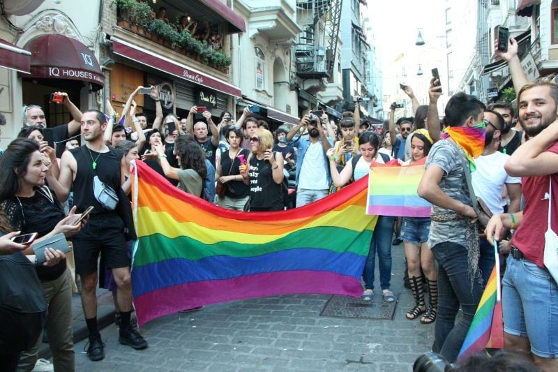 Turquie : arrestations massives et descentes contre des militants LGBTQ+