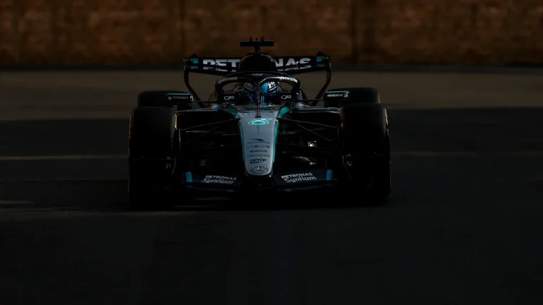 GP d'Azerbaïdjan : George Russell et Mercedes Dominent les Essais Libres