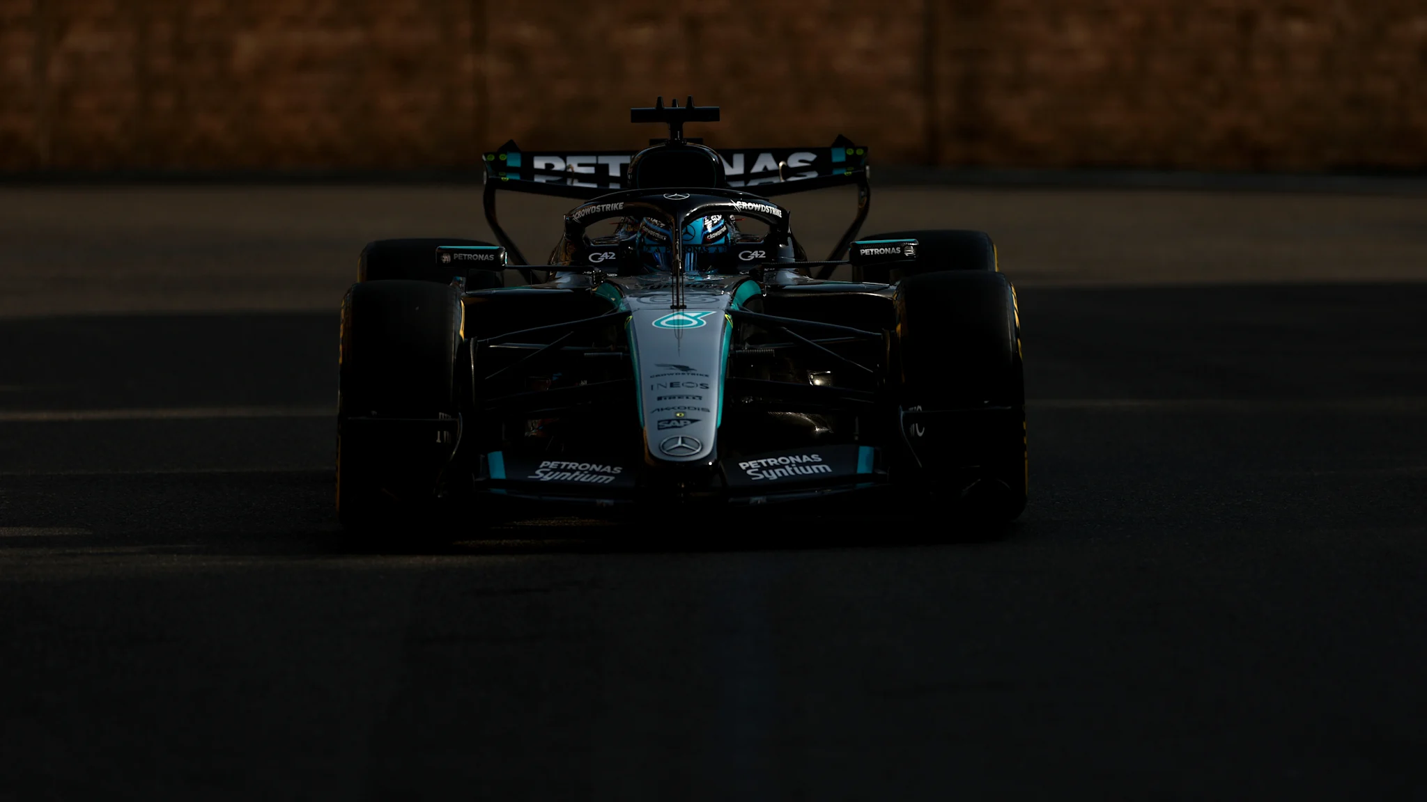 GP d'Azerbaïdjan : George Russell et Mercedes Dominent les Essais Libres