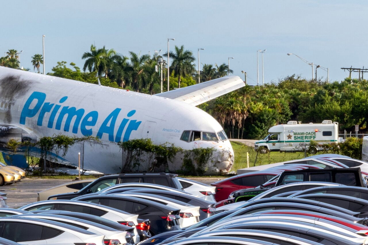 美國電商巨頭亞馬遜一架貨運飛機美東6日下午在邁阿密國際機場降落時衝出跑道，撞上多輛汽車後起火，現場冒出濃厚黑煙，至少造成5人死亡。歐新社