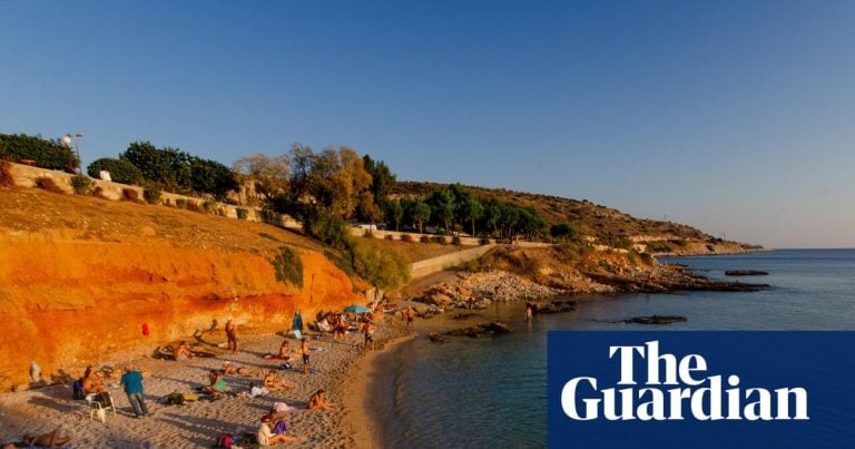 Grèce : Un Homme de 82 Ans Meurt Après une Bagarre Pour des Transats à Vouliagmeni