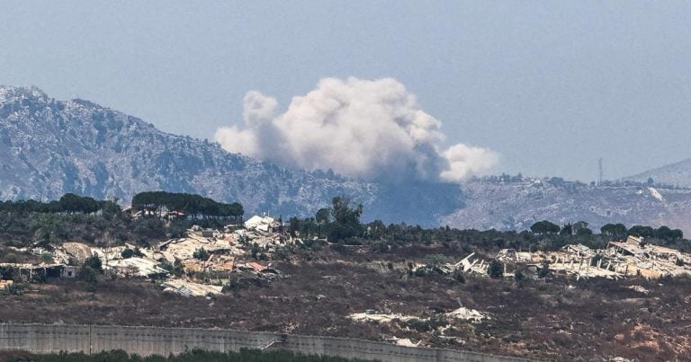 La fumée s’élève du côté libanais, près de la frontière Israël-Liban, à la suite d’une explosion, le 21 août 2026. (Photo