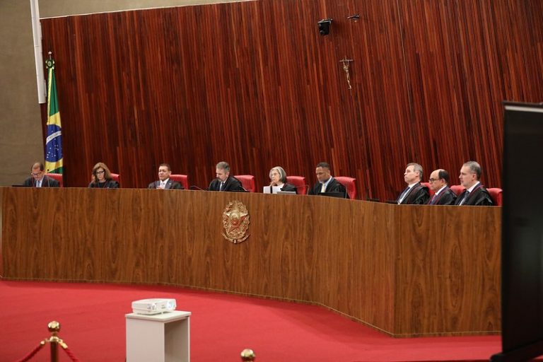 André Mendonça vote la suppression de contenus visant Flávio Bolsonaro