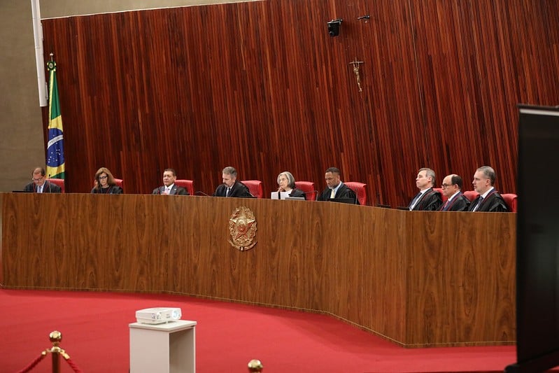 André Mendonça vote la suppression de contenus visant Flávio Bolsonaro
