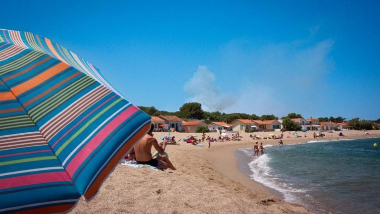 Grèce : Un Octogénaire Décède Après Une Dispute Pour Un Transat à Vouliagmeni