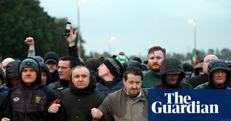 Des manifestants bloquent la route de Garvaghy Road contre l'Ordre d'Orange