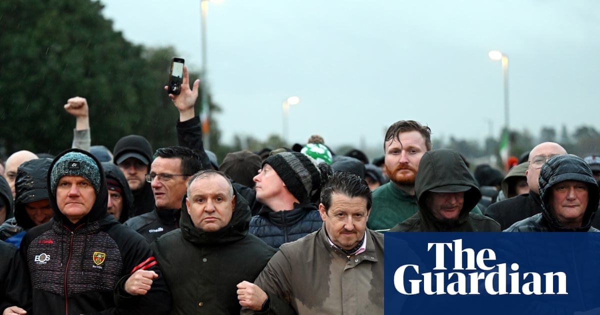 Des manifestants bloquent la route de Garvaghy Road contre l'Ordre d'Orange