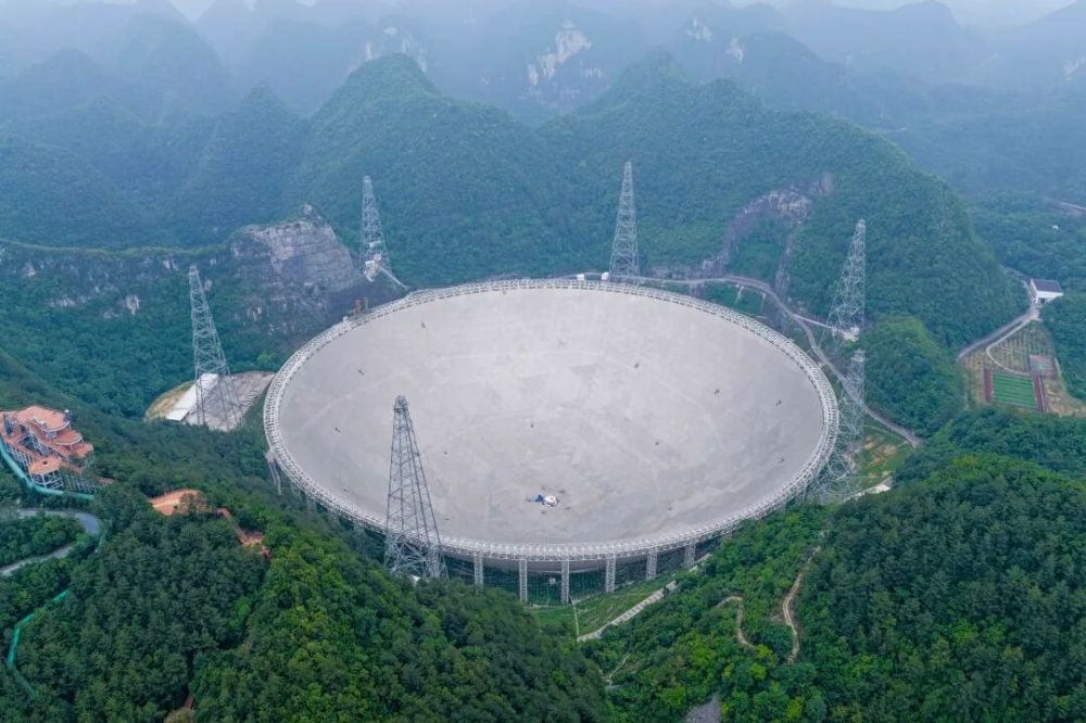 Télescope FAST et DESI révèlent l'évolution de l'hydrogène neutre cosmique