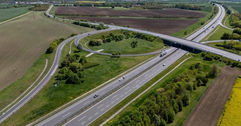 Vitézy Dávid Accuse Le Fidesz De Surfacturation Pour L'Autoroute M6
