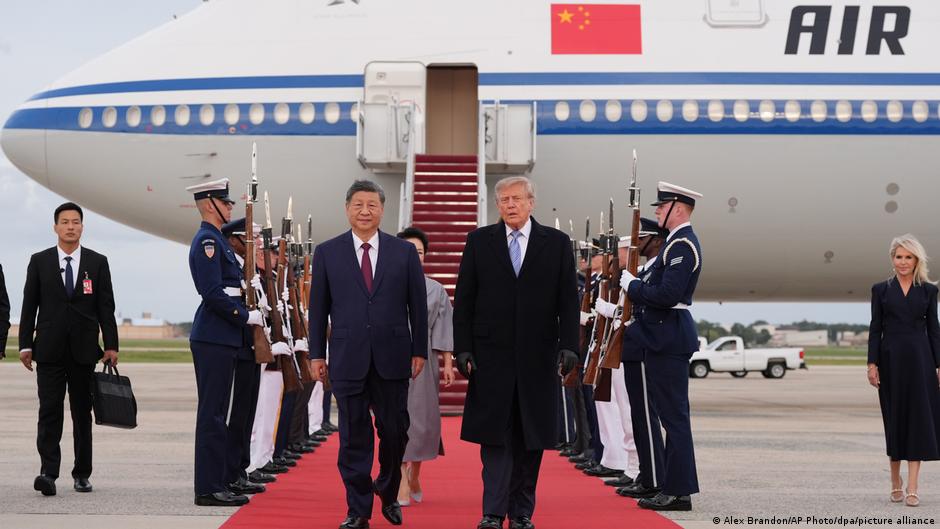 Donald Trump camina junto a Xi Xinping, tras su arribo a la base aérea de Edwards el miércoles (23.09.2026)