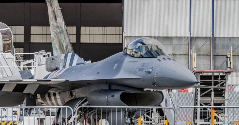Un pilote s'éjecte d'un avion de chasse F-16 sur une base américaine en Allemagne