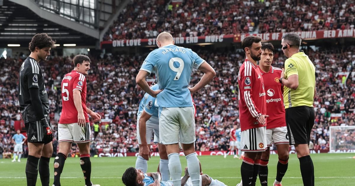 Premier League : des arbitres écartés du terrain après une erreur lors du derby de Manchester