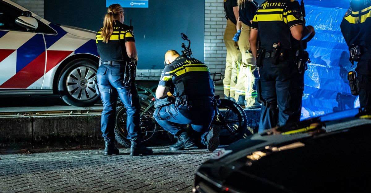 Politie op de Vaarnerkamp in Rotterdam-Zuid na het overlijden van een aangehouden man