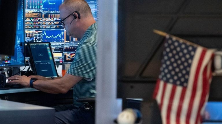 Wall Street en baisse sous le poids du pétrole et des craintes sur les taux