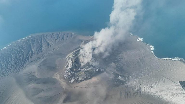 Anak Krakatau : l'éruption du volcan ferme six aéroports en Indonésie