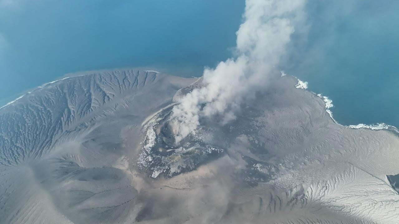 Anak Krakatau : l'éruption du volcan ferme six aéroports en Indonésie