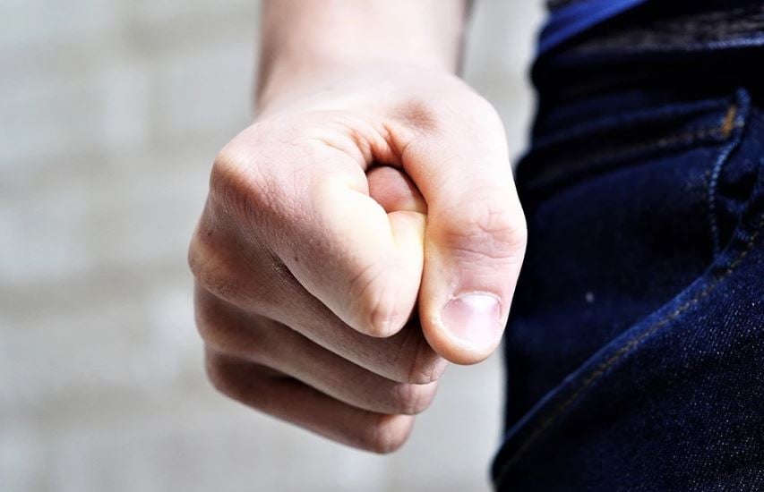Un jeune homme de 19 ans agressa violemment son père de 43 ans à l'aide d'un bâton et de ses poings devant la mairie de Volos