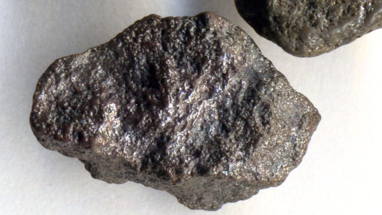 Diamants noirs : une nouvelle origine par impact cosmique proposée