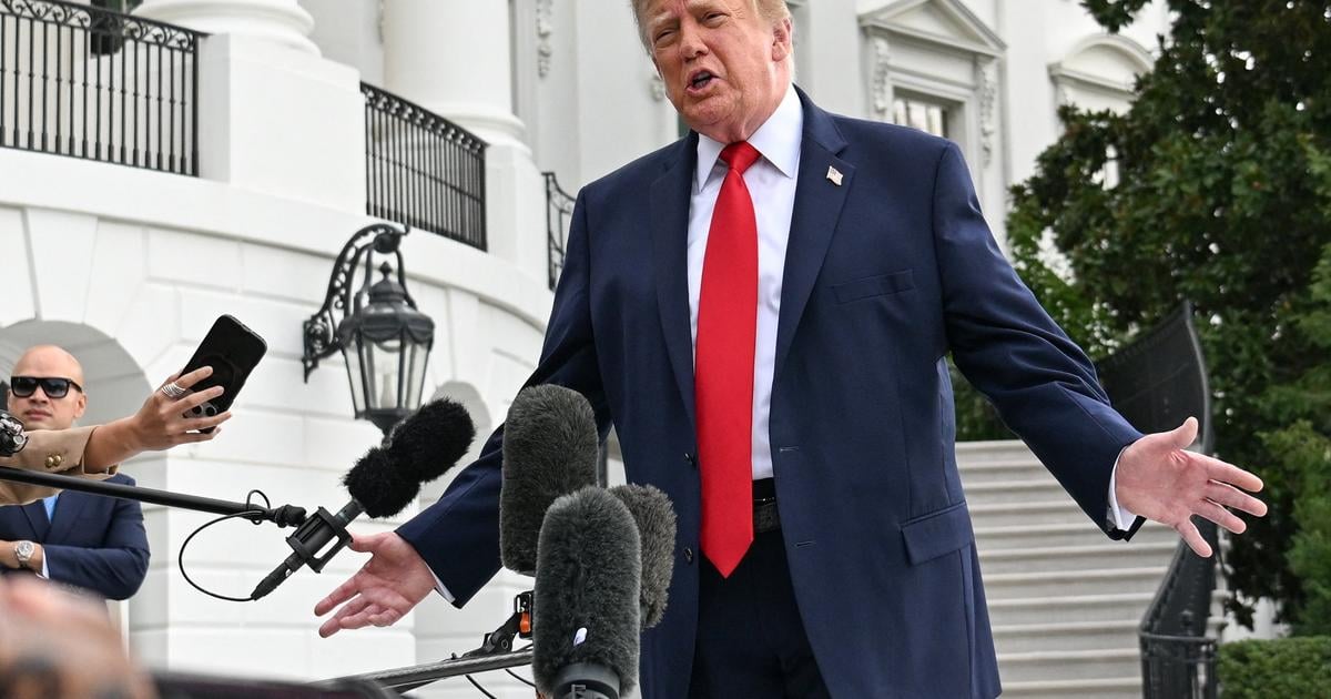 Donald Trump s’adresse aux médias alors qu’il quitte la Maison Blanche sur la pelouse sud à Washington, DC, États-Unis, le