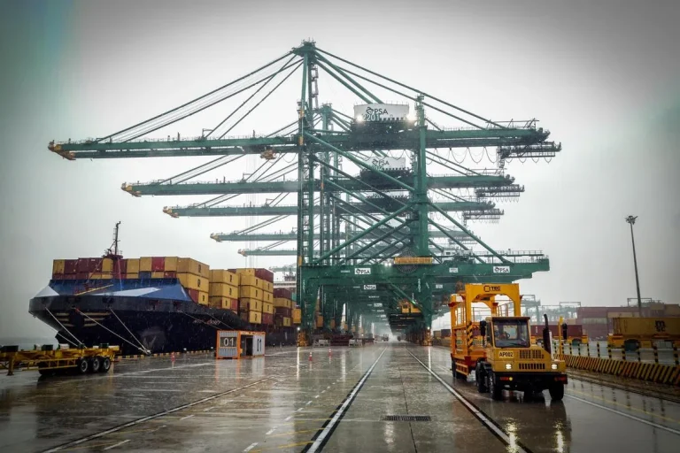 Tuas Port : Deux Travailleurs Meurent Après Une Chute en Mer