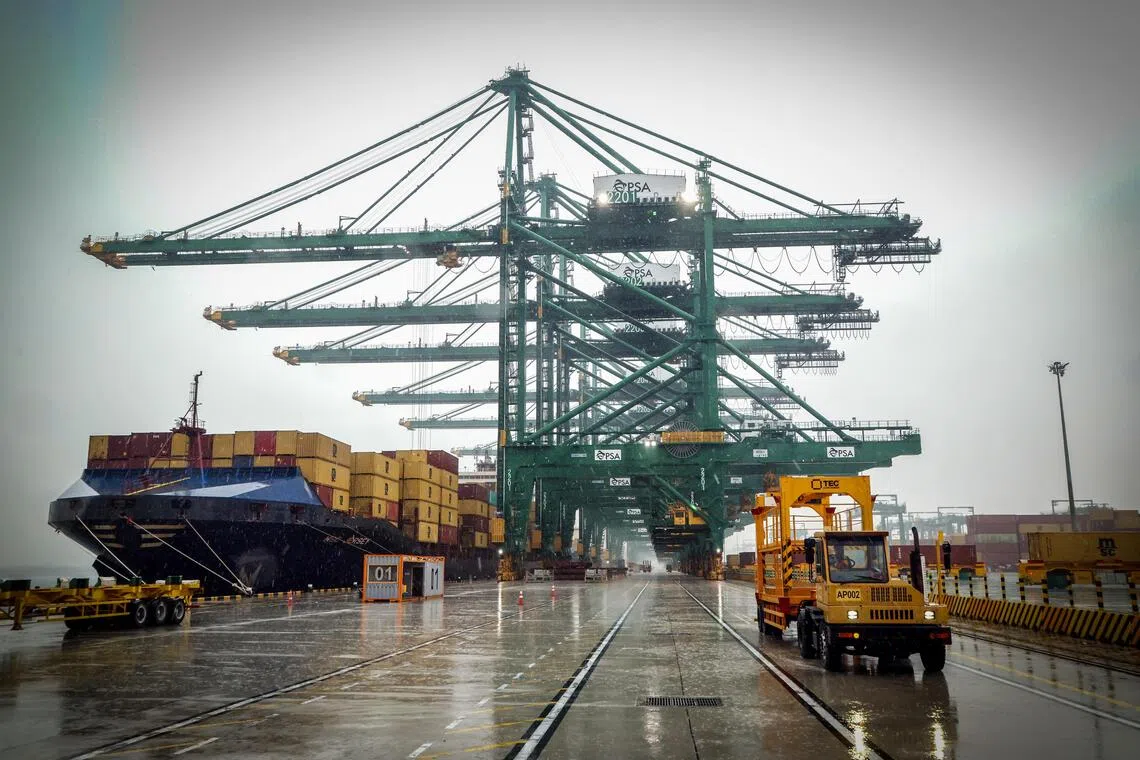 Tuas Port : Deux Travailleurs Meurent Après Une Chute en Mer