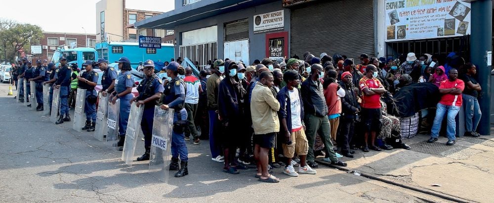 Réfugiés à Durban : Des Centaines de Migrants Campent Devant Home Affairs