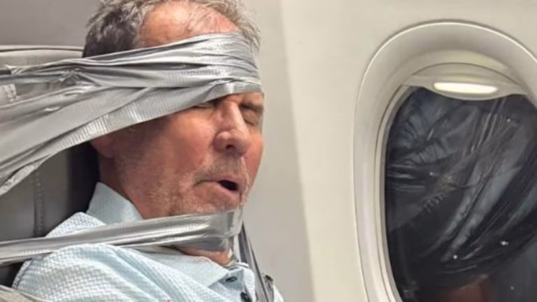 Layne Arthur Lundeen immobilisé par du ruban adhésif sur un vol American Airlines