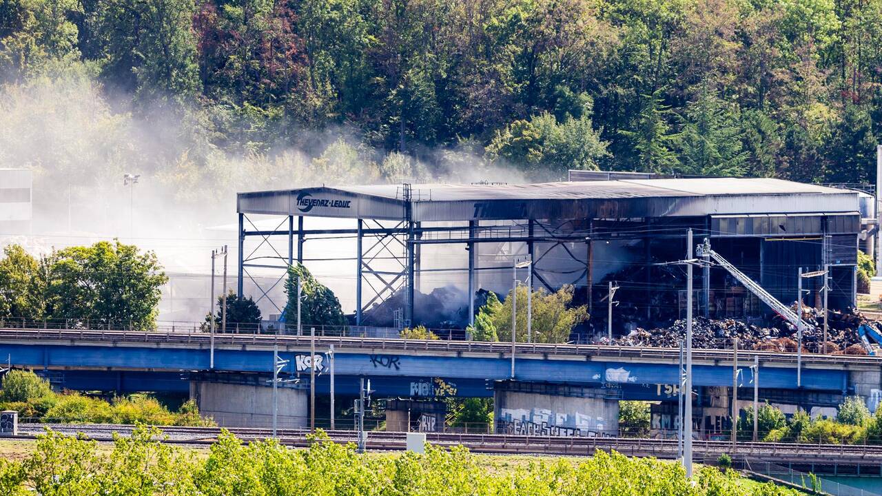 Incendie à Écublens : L'Autoroute A1 et les Transports Publics Perturbés