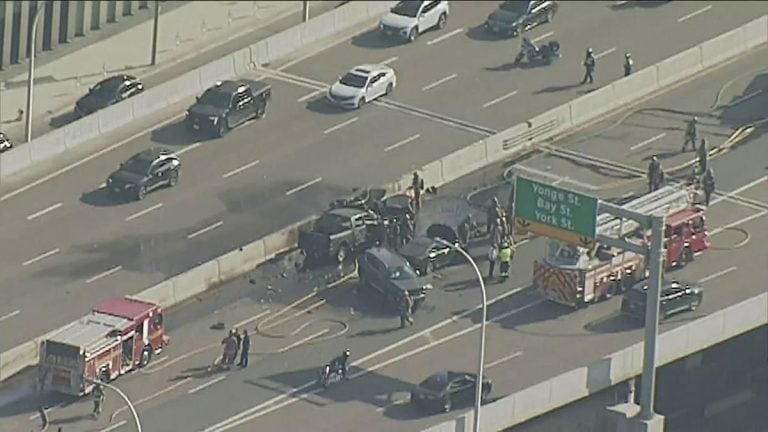 Arrestation d'un Homme après un Accident Mortel sur la Gardiner Expressway