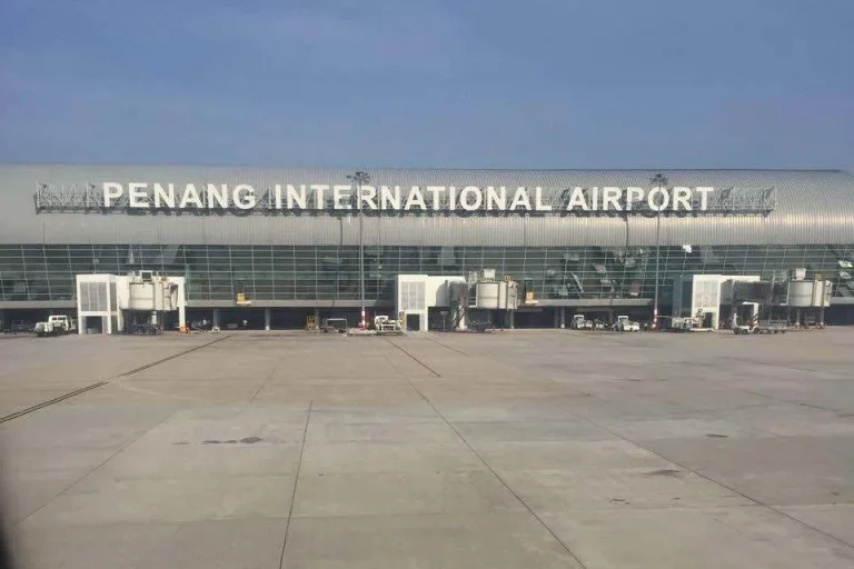 Aéroport de Penang : Deux Personnes Arrêtées pour Abandon d'Enfant