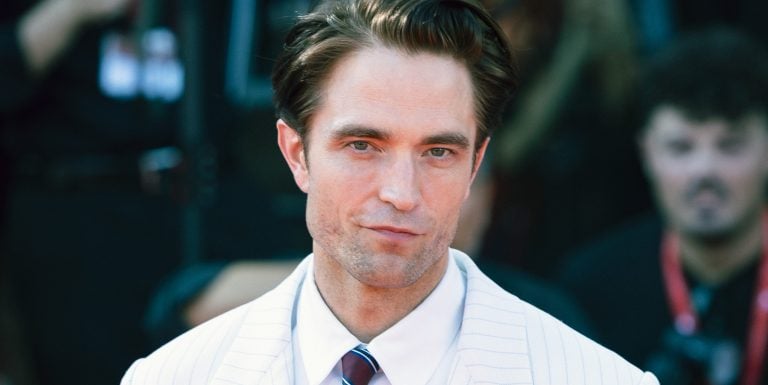 Robert Pattinson Porte un T-shirt du Groupe Punk Madrilène Las Petunias