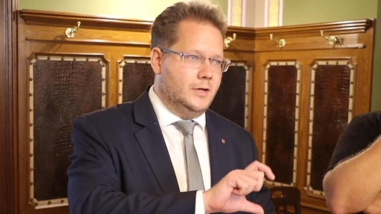 Kecskemét : Le Maire Adjoint Fekete Gábor Occupe un Logement Social
