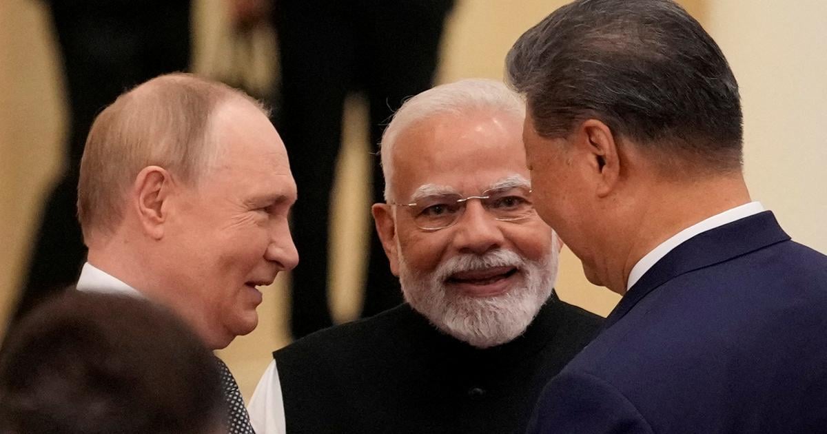 Le premier ministre indien Narendra Modi discute avec le président russe Vladimir Poutine et le président chinois Xi Jinping